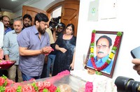 Chiranjeevi pays homage to Vijaya Bapineedu
